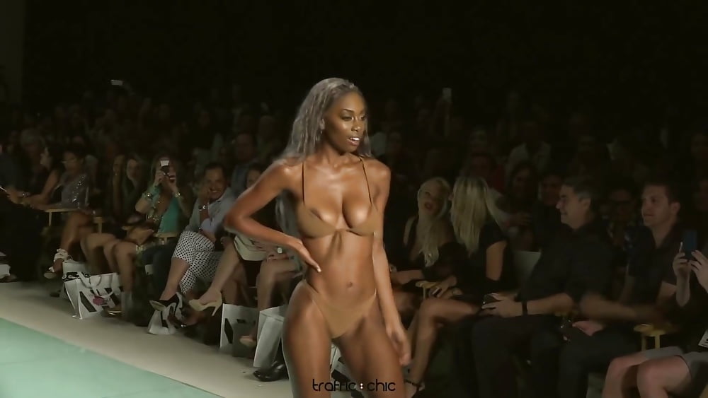 arreyon ford oops boob on the catwalk dec 2017 4