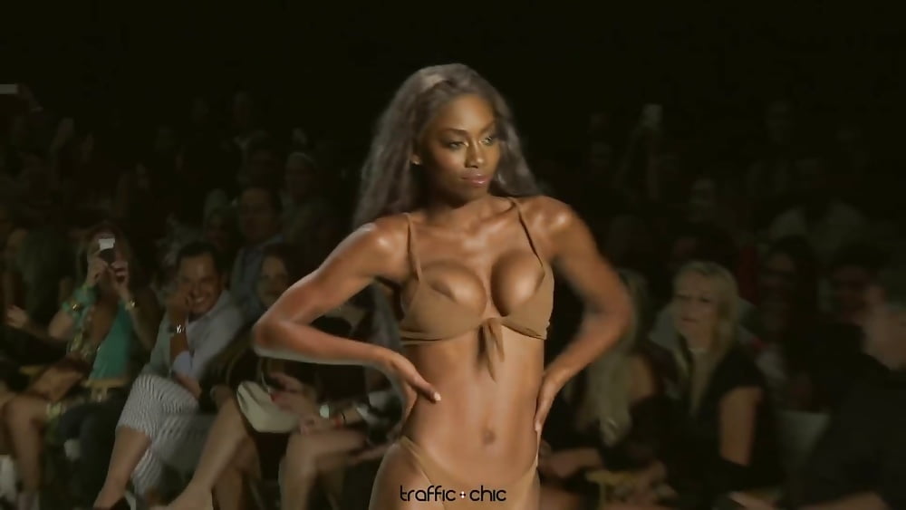 arreyon ford oops boob on the catwalk dec 2017 5